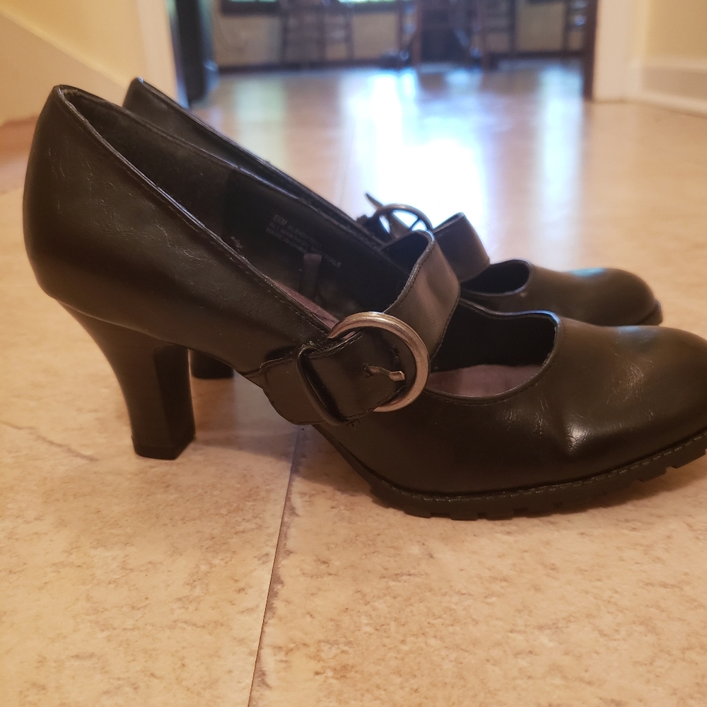 Round toe heels